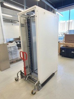 Skåplyft Move-Mate lasatad med datorrack