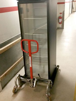 Skåplyft Move-Mate med ett kylskåp