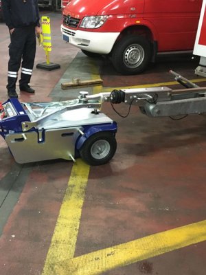 Zallys M6.5 elektrisk dragare med lyftsystem drar släp på brandstation