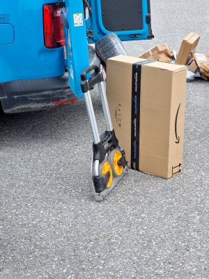Hopfällbar pirra som klarar 125 kg används vid en Postnord-bil