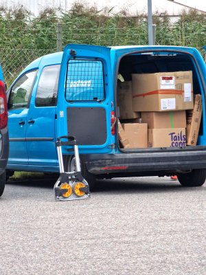 Hopfällbar pirra som klarar 125 kg används vid en Postnord-bil
