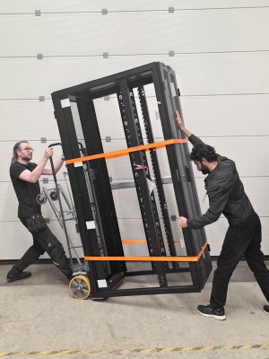 Tunggodskärra tippas med ett rackskåp