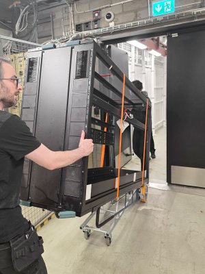 Tunggodskärra kör rackskåp genom dörr