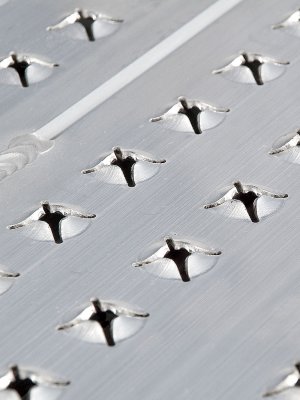 Närbild på perforerad halkfri yta på AOS ramp