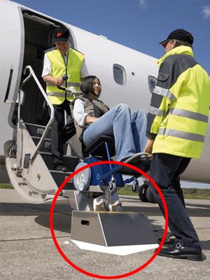 Extra trappsteg för trappklättrare in i flygplan
