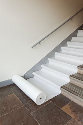 Golvskydd skyddar trappor och golv effektivt mot skador vid flytt och transport