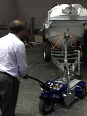 Zallys M6.5 elektrisk dragare med lyftsystem används för att dra båttrailer
