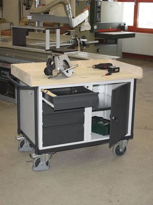 Verkstadsvagn med lådor och förvaringsskåp, ute på verkstadsgolvet