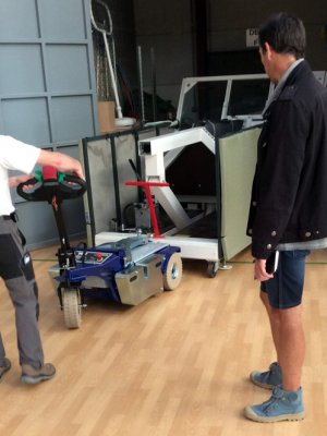 Zallys M6.5 elektrisk dragare med lyftsystem används i sporthall för att dra hopfällbar basketkorg