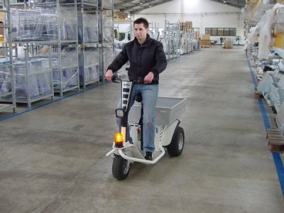 Zallys Jack Elektrisk scooter inne på ett lager