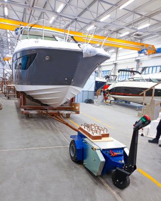 Zallys M10 elektrisk dragare drar båt
