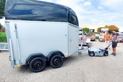 Zallys M6.5 elektrisk dragare med lyftsystem drar ett släp för hästar