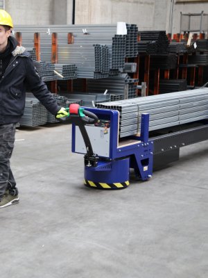 Elektrisk dragare Zallys M8 kör metallbalkar