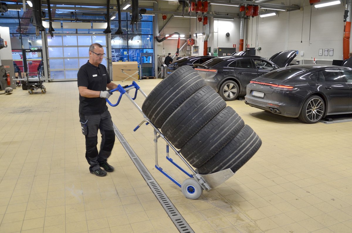 Däckkärra och pirra för hjul hos Porsche Center Stockholm