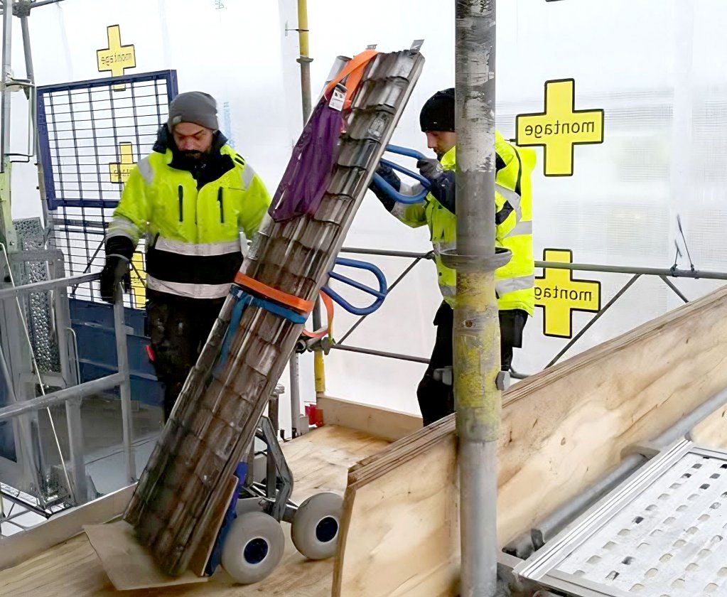 Transport av glaspartier vid Sergels torg