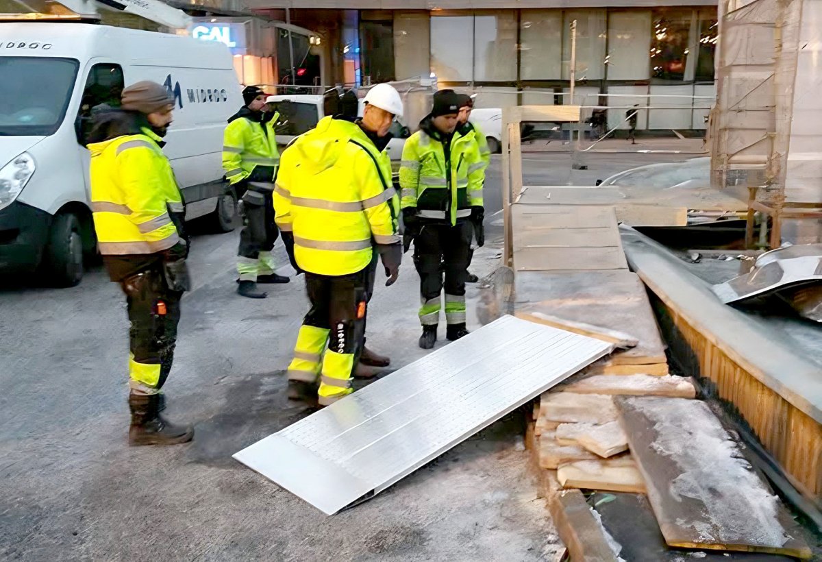 Ramp och höggodskärra vid Sergels torg