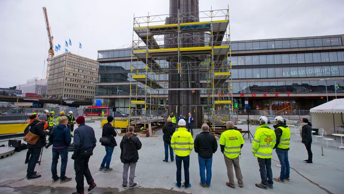 Transport av glaspartier vid Sergels torg